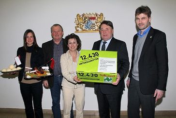 Auf dem Foto zu sehen, von links nach rechts: Daniela Schmid, Umweltabteilung Tollwood; Arthur Stein, Öko-Bauer und Naturland-Landesvorsitzender für Bayern; Stephanie Weigel, Umweltleiterin Tollwood; Staatsminister Brunner; Stephen Reese, Geschäftsführer Naturland.  Bild: Tollwood