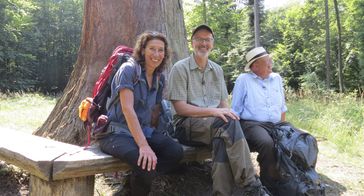 Das Ziel ist ein Baum mit Migrationshintergrund: V.li. Adele Neuhauser, Peter Wohlleben und Denis Scheck vor einem beeindruckenden Mammutbaum im Naturpark Schönbuch. Bild: "obs/SWR - Südwestrundfunk/Encanto"