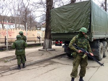 Krim: Soldaten mit PKP-Maschinengewehr in Simferopol am 2. März 2014