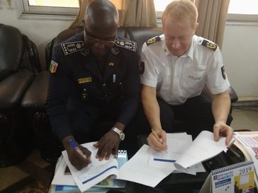 Unterzeichung der Kooperationsvereinbarung zwischen der Polizeiakademie Niedersachsen und der Ècole Nationale de Police du Mali Bild: Polizei