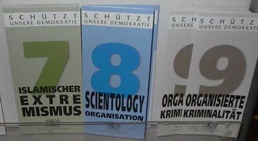 Broschüre des Bayerischen Staatsministerium des Innern über „Islamischen Extremismus“ (mit Millî Görüş als wichtigstem Zweig dessen) neben Broschüren zu Scientology und der Organisierten Kriminalität