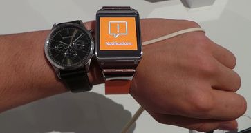 Samsung Galaxy Gear (rechts) im Vergleich zu einer Uhr