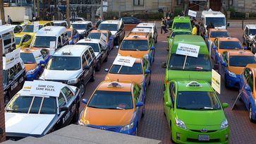 Protest von Taxifahrern gegen die Verschiedenheit der Regulierung von Taxis und der Regulierung der Uber-Konkurrenz, in Portland, USA, 2015