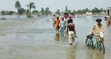 Dieses Foto, das lange nach den ersten Hochwasser im vergangenen Juli 2010 gemacht wurde, zeigt die deutliche Wirkung des Monsuns auf den Straßen des Distrikts Muzaffargarrh in Zentralpakistan. Bild: World Vision 