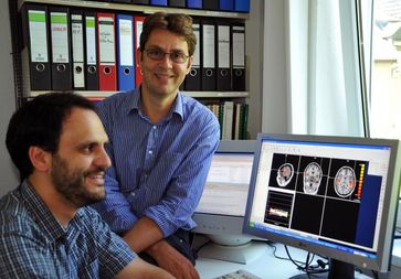 Doktorand Martin Mothes-Lasch (l.) und PD Dr. Thomas Straube von der Universität Jena untersuchen mittels Kernspintomographie, wie das menschliche Gehirn emotionale Reize verarbeitet. Foto: Anne Günther/FSU