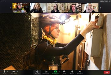 Über eine Zoom Konferenz steuert das Team von zuhause aus live den Avatar vor Ort.  Bild: 66 Minuten Theater Adventures Fotograf: Luisa Kranz