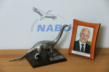ExxonMobil-Europachef Gernot Kalkoffen erhält "Dinosaurier des Jahres 2014". Bild: NABU
