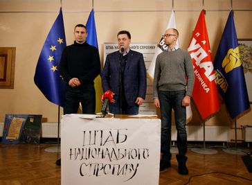 Vitali Klitschko, Oleh Tjahnybok und Arsenij Jazenjuk (v.l.n.r., Dezember 2013)