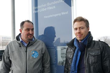 Sven Gründel und Bobby Vander Pan vor dem Paul-Löbe-Haus (2019)