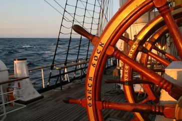 Steuerräder (Hauptruder) der GORCH FOCK im Sonnenaufgang.