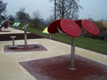 Öffentliche Fitnessgeräte für Senioren in einem Parcours am Bornheimer Hang