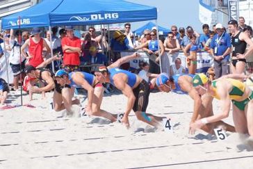 Start zum Lauf zu Bronze: Benjamin Kappler katapultiert sich als Startläufer der deutschen 4x90m Strandsprintstaffel aus dem Sand. Bild: obs/DLRG