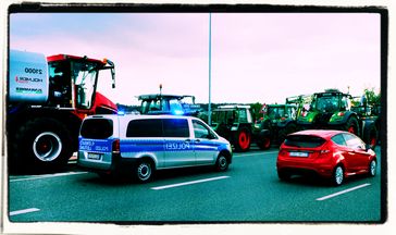 Bauernprotest, 9. Juli 2022, Chemnitz. Mehrere Bauern mit circa 50 landwirtschaftlichen Fahrzeugen und Arbeitsgerät versammelten sich auf der B95.