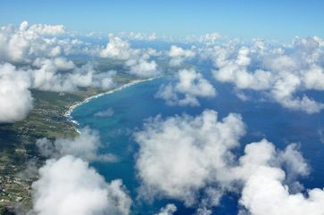 Barbados am Rand der Karibik wurde für die Untersuchungen ausgewählt, weil die Bedingungen optimal für diese Experimente sind. Charakteristisch sind die gleichmäßigen Passatwinde aus östlicher Richtung. Die Passatwindregion mit den typischerweise recht flachen “Schönwetterwolken” ist zunehmend in den Fokus der Wissenschaft geraten. Fragen wie diese Wolkentypen beispielsweise Niederschlag produzieren oder auf eine höhere Staubbelastung reagieren sind von zentralem Interesse für die Diskussion um die globale Klimaänderung.
Quelle: Foto: Holger Siebert/ IfT (idw)