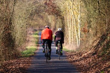 Trotz sportlicher Aktivität in der Herbstsonne wird jetzt kaum Vitamin D mehr in der Haut gebildet. Bild: "obs/Deutsches Institut für Sporternährung e. V./Quelle: pixabay, lizenzfrei"