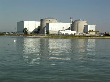 Kernkraftwerk Fessenheim mit den beiden Reaktorgebäuden (Aufnahme von Südosten, 2010), im Vordergrund der Rheinseitenkanal, dazwischen liegen die zwei Lager- und Abklingbecken für die Brennstäbe.