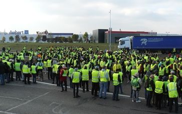 Gelbwesten blockieren am 17. November 2018 die Route nationale 19 bei Vesoul (Haute-Saône)