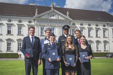 Verleihung Silbernes Lohrbeerblatt (v.l.): Joshua Perling, Tim Brang, Undine Lauerwald, Jan Malkowski, Kerstin Lange, Fabian Ende, Vivian Zander. Es fehlen Danny Wieck, Fabian Thorwesten und Nina Holt. Bild: DLRG e.V., Denis Foemer Fotograf: Denis Foemer