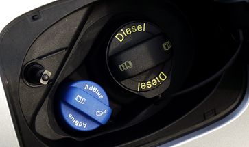 Diesel: Der Tankeinfüllstutzen für die Harnstofflösung (AdBlue) an einem Audi Q3 2.0 TDI (2014)