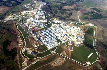Luftbildaufnahme von Camp Bondsteel (2006) im Kosovo - eine der größten US-Amerikanischen Militärstützpunkte auf der Welt.