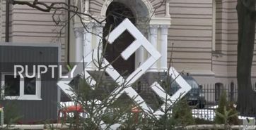 Bild: Screenshot Youtube Video "Latvia: Swastika-shaped rune in centre of Riga repels tourists"