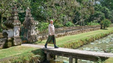 Christopher Clark auf dem Weg in den Taman Ayun Tempel auf Bali. Bild: ZDF Fotograf: Sebastian Richter