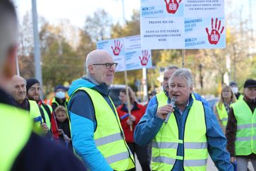 EVG-Vize Martin Burkert vor über 200 Demonstranten in Nürnberg  Bild: EVG Eisenbahn- und Verkehrsgewerkschaft Fotograf: Carsten Bunnemann