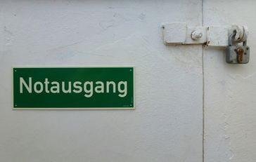 Verschlossener Notausgang