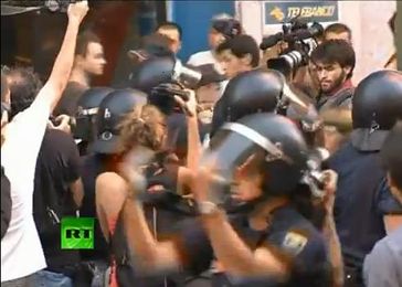 Screenshot aus dem Youtube Video "Video: Hundreds clash with riot police in Spain"