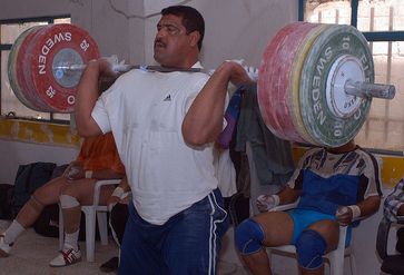 Gewichtheber beim Stoßen von 180 kg