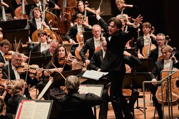 Concertgebouworkest Amsterdam und Dirigent Klaus Mäkelä Bild: Berliner Festspiele Fotograf: Fabian Schellhorn