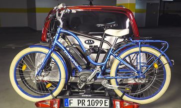Das funktioniert: Zwei E-Bikes auf dem Fahrradanhänger am Kia e-Soul - zusammen rund 60 kg auf der Anhängerkupplung. Bild: ADAC SE Fotograf: ADAC SE