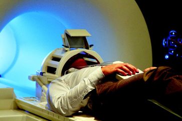 Hirnscanner: In einem solchen Magnetresonanztomographen (MRT) betrachteten die Probanden mit einer Bildschirmbrille blaue und grüne Quadrate, die auftauchten und wieder verschwanden.
Quelle: (c) Foto: BCAN (idw)