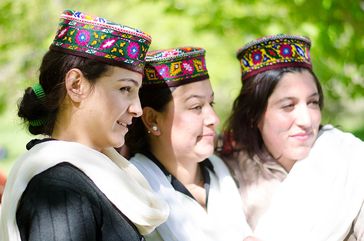 Hunza-Frauen aus dem pakistanischen Kochgebirge,