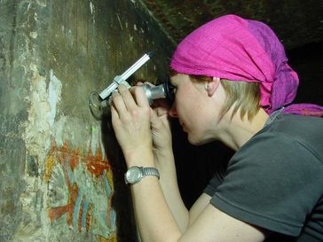 Birte Graue begutachtet ein gereinigtes Probefeld in der ägyptischen Grabkammer. © Neferhotep e.V. 