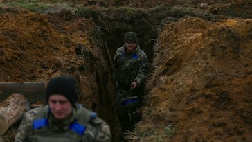 Ukrainische Soldaten im Schützengraben Bild: Mustafa Ciftci / Gettyimages.ru