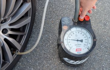 Viele Autofahrer prüfen zu selten den Reifendruck. Bild: "obs/Dekra SE"