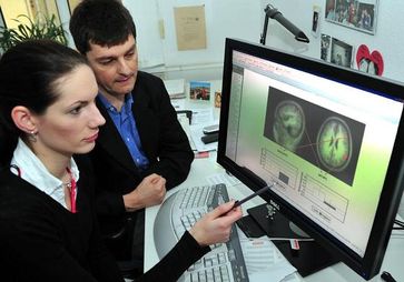Prof. Dr. Thomas Weiß und Doktorandin Maria Richter von der Uni Jena untersuchen, wie schmerz-assoziierte Worte im Gehirn verarbeitet werden. Foto: Peter Scheere/FSU