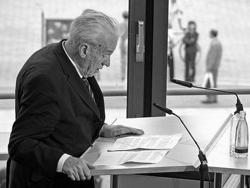 Jens bei einer Rede vor der Akademie der Künste (2005)