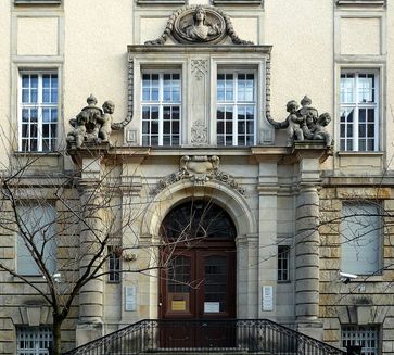Berlin-Schöneberg, Kammergericht, Portal in der Elßholzstraße.