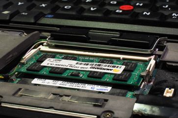 Zwei unterschiedliche (ein 1-GB-Riegel (Samsung) und ein 2-GB-Riegel (Mustang)) SO-DIMM-Module DDR2 PC5300, betriebsfertig eingebaut (Symbolbild)