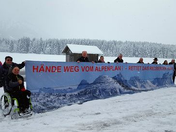 Von links nach rechts: Michael Finger, Bezirksvorsitzende Lucia Fischer, Landesvorsitzender Klaus Mrasek, stv. Landesvorsitzende Agnes Becker, stv. Landesvorsitzender Stefan Treffler, Manfred Link, Gerhard Mai, Emilia Kirner, Thomas Büchner; Foto: Willi Streit Bild: © ÖDP Bayern