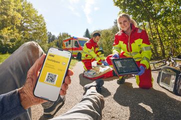 Im Ernstfall können über den ADAC Notfallpass wichtige Daten über das Smartphone ausgelesen werden