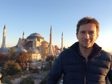 Michael Scott vor der Hagia Sophia in Istanbul. Bild: "obs/ZDFinfo/Renny Bartlett"