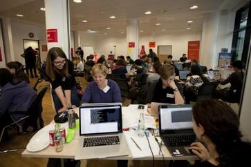 Dieses Wochenende nehmen über 100 Programmiererinnen, Entwicklerinnen und Designerinnen am größten ,,Hackathon"  für Frauen in Berlin in der Zentrale von Coca-Cola teil.Bild: "obs/Coca-Cola Deutschland GmbH"