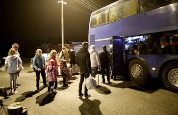 Ukrainische Flüchtlinge besteigen ein Bus in Belgorod, Aufnahme vom 15. September. Bild: Taisija Liskowez / Sputnik