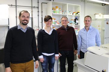 Christian Seutter von Loetzen, Dr. Olivia Hartl-Spiegelhauer, Prof. Dr. Paul Rösch und Dr. Maximilia
Quelle: Foto: Chr. Wißler; zur Veröffentlichung frei. (idw)