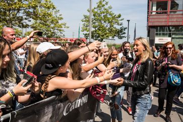 Stars und Fans am roten Teppich der VideoDays. Bild: "obs/Divimove GmbH/VideoDays"