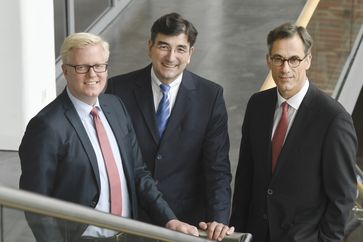 Die Gruppenleitung der Dr. August Oetker-KG (v. l.): Dr. Niels Lorenz, Dr. Albert Christmann, Dr. Heino Schmidt. Bild: "obs/OETKER-GRUPPE"