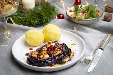 Veggie Weihnachtsmenü mit Rotkohl, Feldsalat, Apfel und Birne / Bild: "obs/Deutschland - Mein Garten (eine Initiative der Bundesvereinigung der Erzeugerorganisationen Obst und Gemüse / BVEO)/BVEO/Ariane Bille"